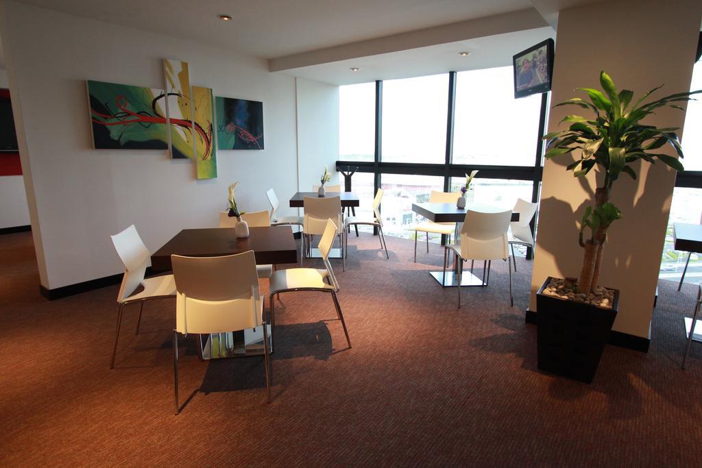 Radisson Paraiso Hotel Mexico-stad Buitenkant foto The lounge at the airport