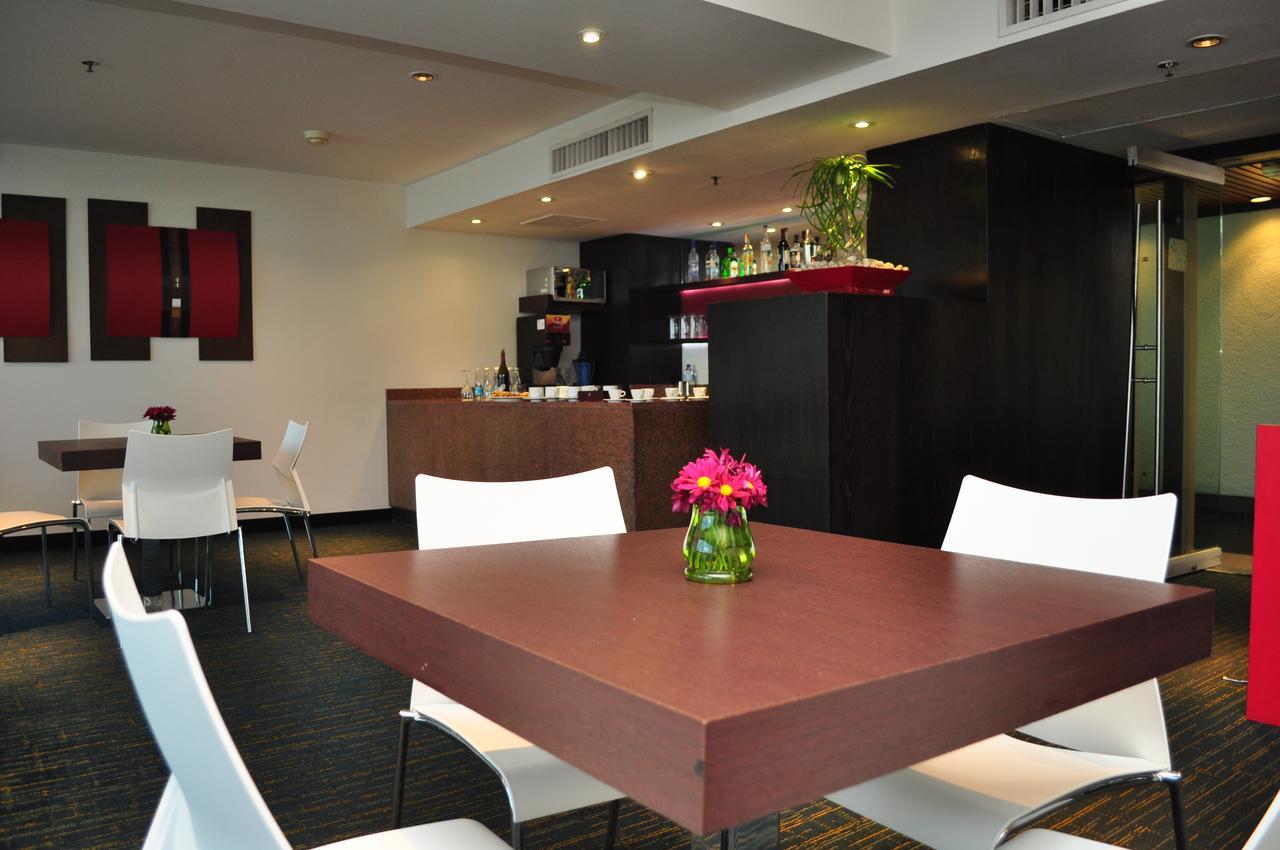 Radisson Paraiso Hotel Mexico-stad Buitenkant foto A typical kitchen in a serviced apartment